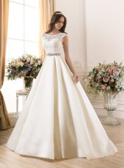 Атласное свадебное платье смотрится стильно и изыскано