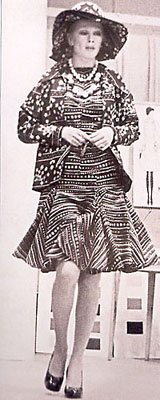 Манекенщица Элла Шарова в костюме из штапеля на показе моделей Славы Зайцева и Общесоюзном доме моделей одежды.Москва, начало 1970-х гг.