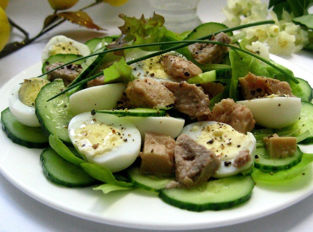 Салат с печенью трески яйцом и огурцом