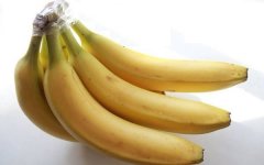 Оберните ножку банана пищевой плёнкой