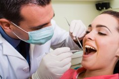 Стоматолог посоветует, что делать с зубом мудрости