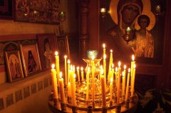 Необходимо поставить свечи в церкви