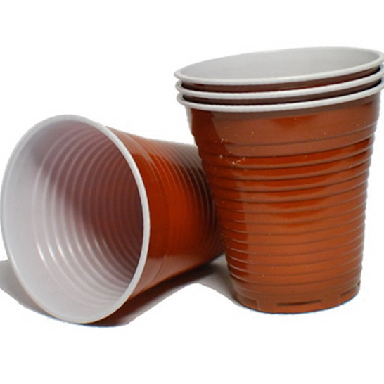 Не пейте кофе или горячий чай из пластиковых стаканов!